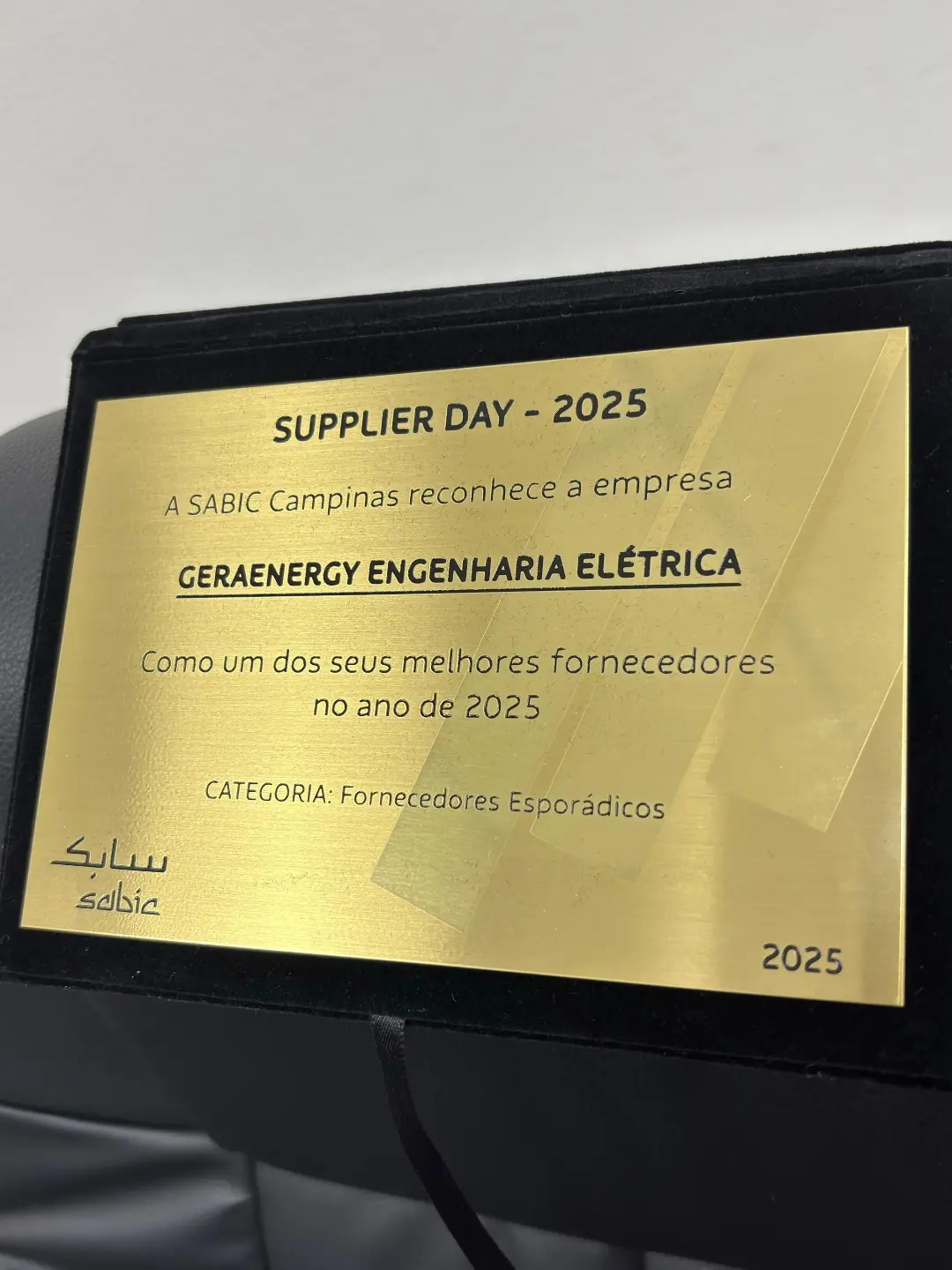 Placa do Supplier Day 2025 em que a SABIC Campinas reconhece a Geraenergy Engenharia Elétrica como um dos seus melhores fornecedores do ano